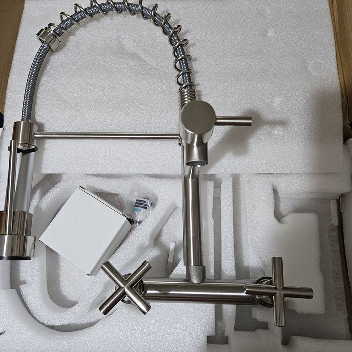 Baterie inox  pentru chiuveta de bucătărie – Model modern cu duș lateral pivotant și montare pe perete