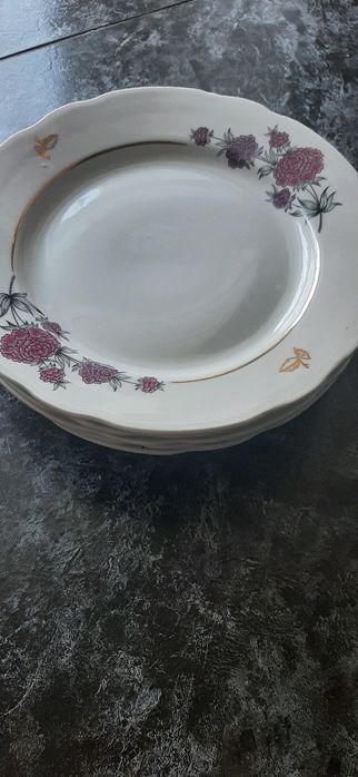 Продам тарелки общепит пол 1-е и 2-е.  Есть побольше тарелки.