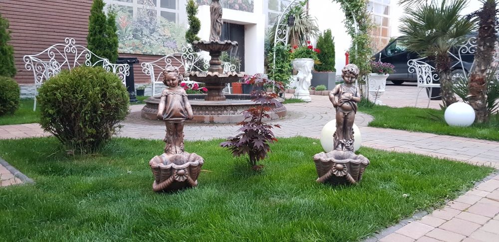 ghiveci flori/jardiniera flori/statueta gradina/ornament gradina/