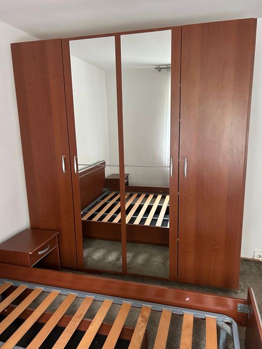Titlu: Set complet mobilă dormitor (Dulap 4 uși cu oglindă + Pat + 2 Noptiere)