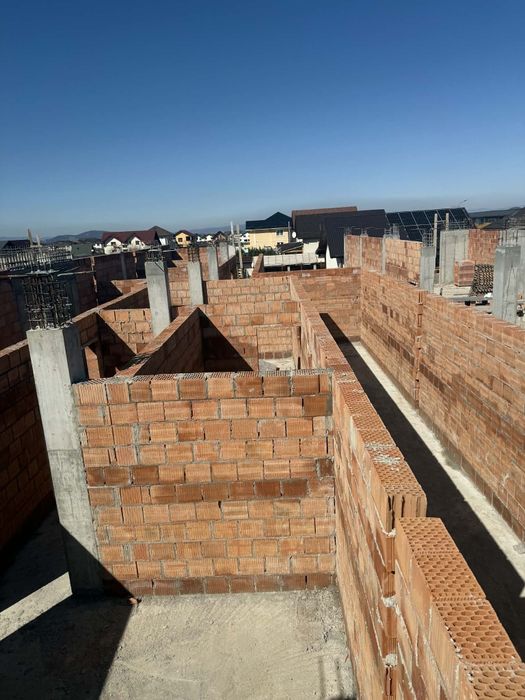 Executam casa la rosu acoperis foisoare pavaj  amenajari curti  etc