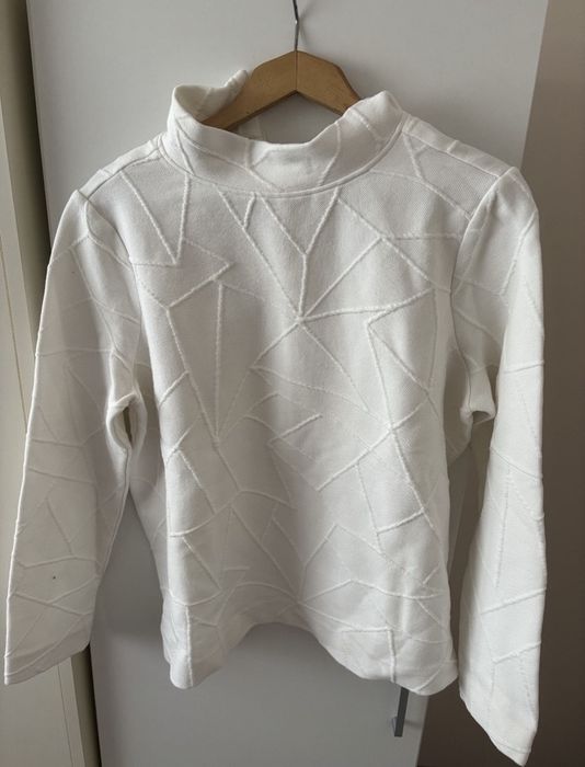 Продавам бяла блуза на Madeleine