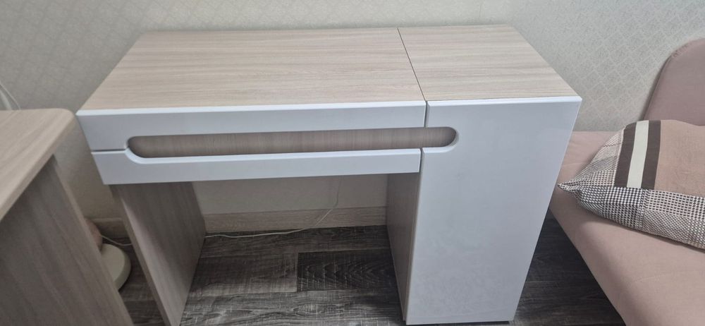 Продам дамский столик. Трюмо