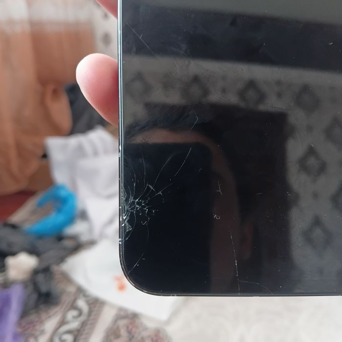 Telefon ishlaydi, lekin ekrani siniq, ko‘rsatmaydi.
Orqa korpusi ham s