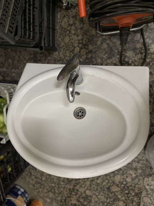 Продам раковину со смесителем
