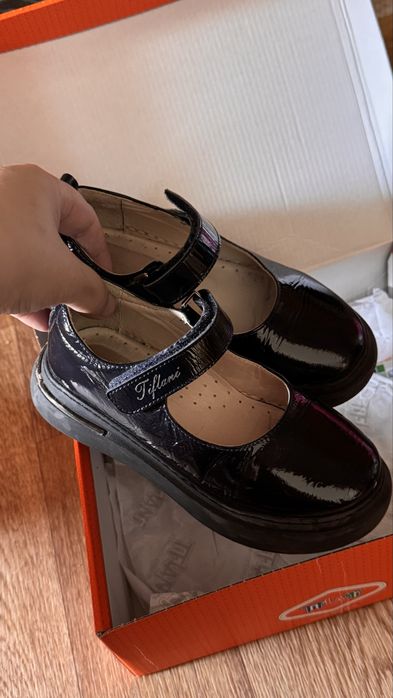 Продам школьные туфли