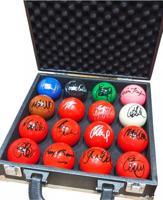 16 уникални топки за снукър подписани от световните шампиони