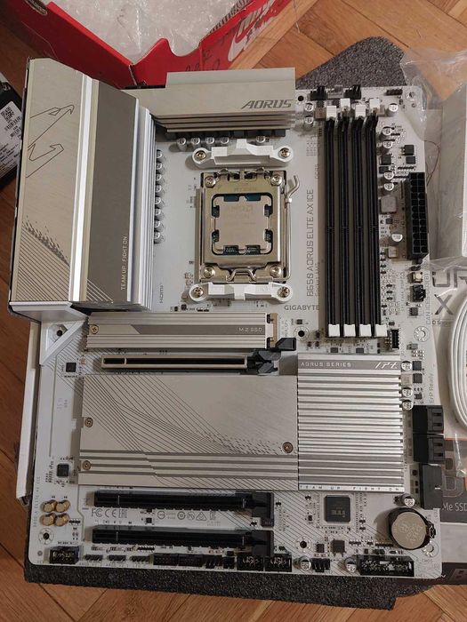 AMD Ryzen 7 9800X3D + Gigabyte B650 Aorus Elite AX ICE Wi-Fi