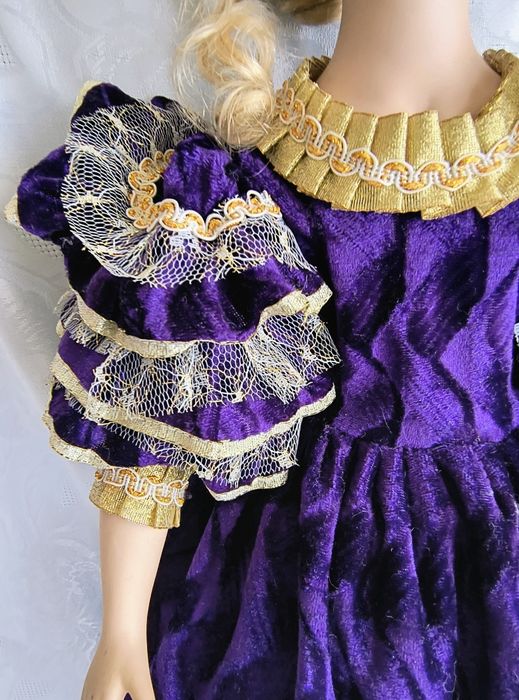 Голяма, порцеланова кукла