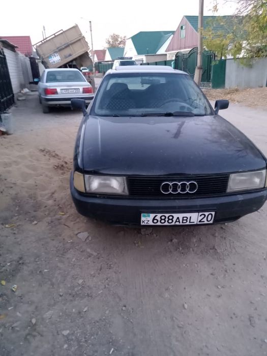 Ауди 80 жүріп тұр.