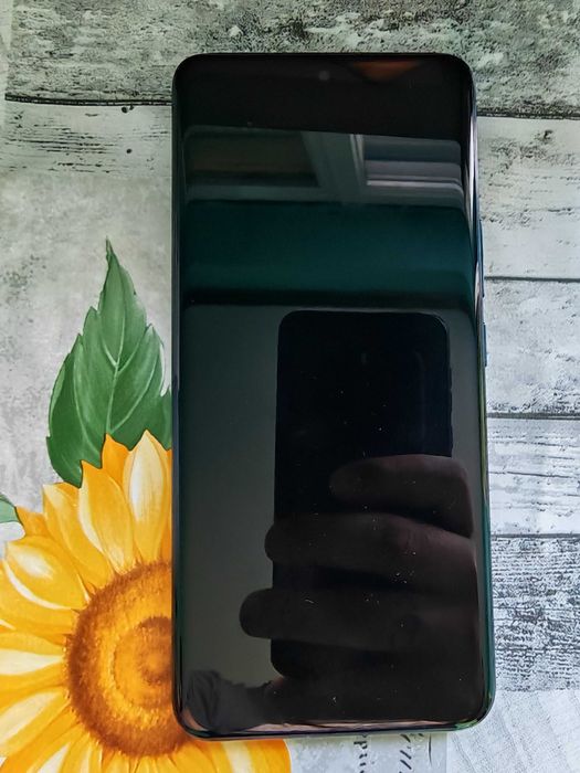 Продавам HONOR 90 !