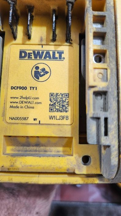 Продавам безчетков ударен гайковерт 1/2 DEWALT DCF900 1898Nm с 1бр. 5Ah батерия , зарядно и куфар с оставаща гаранция 2 години