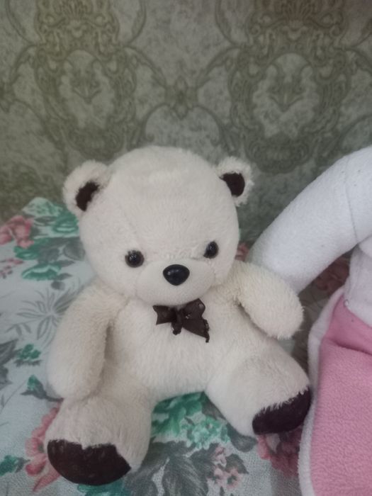 Продаются кукла и мягкая игрушка.