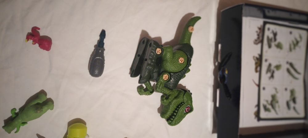 Lot pt iubitorii de dinozauri