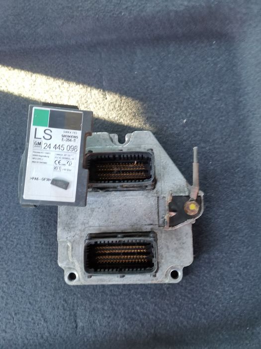 Компютърен блок ECU Siemens 5WK9 393 Опел Зафира А, Астра Г Z18XE