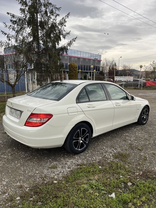 Vand sau schimb mercedes c 200 an 2011