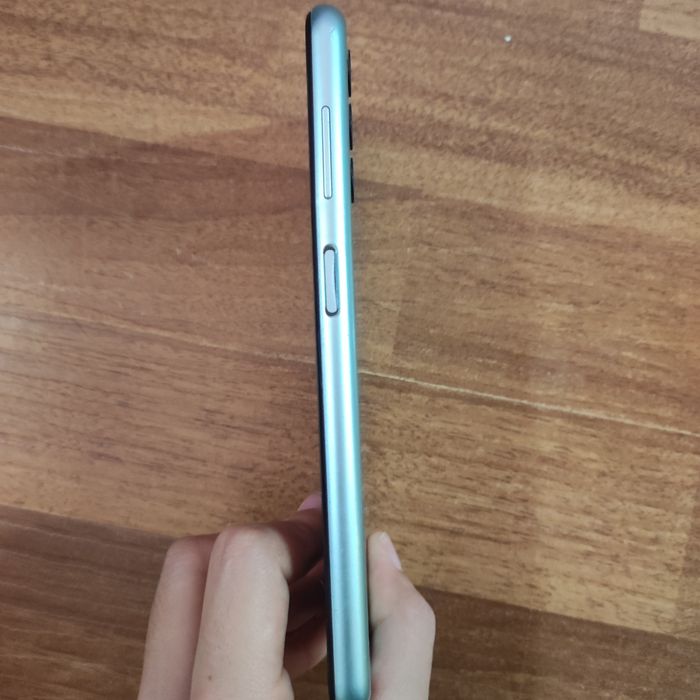 НЕ рабочий Samsung. (Может заработать если починить, но не обещаю)