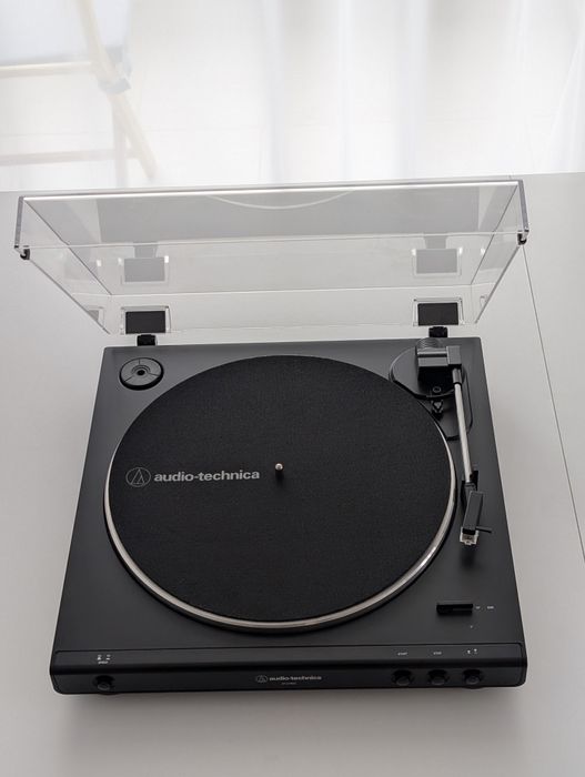 Vând pick-up automat Audio-Technica AT-LP60X in stare foarte bună