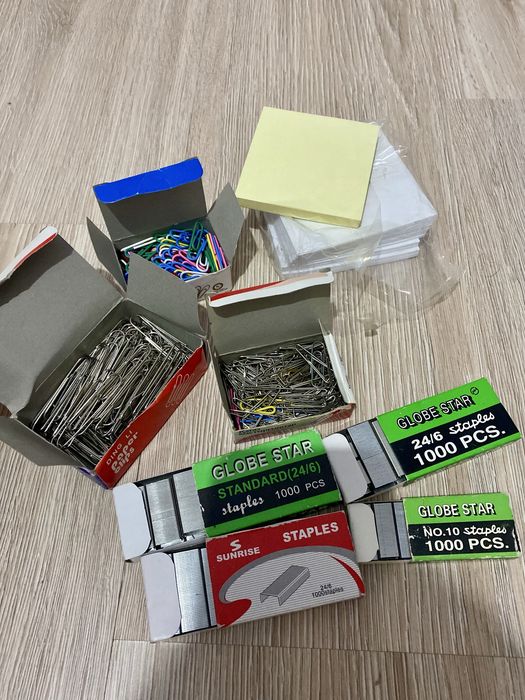 Канцтовары: скрепки, стикеры, скобы для степлера