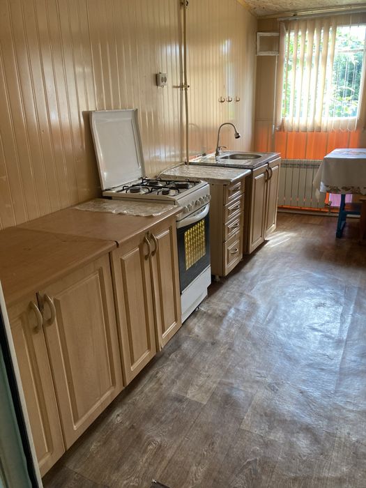 Домик, в Каскелене, рядом два магазина.