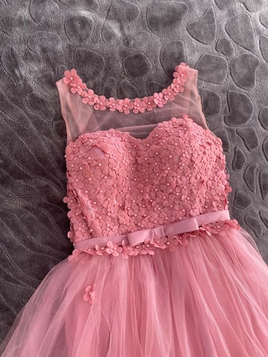 Рокля в цвят пепел от рози