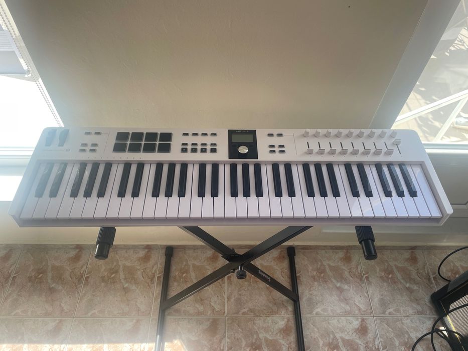КАТО НОВА MIDI клавиатура Arturia KeyLab Essential 61 MK3 White+Стойка