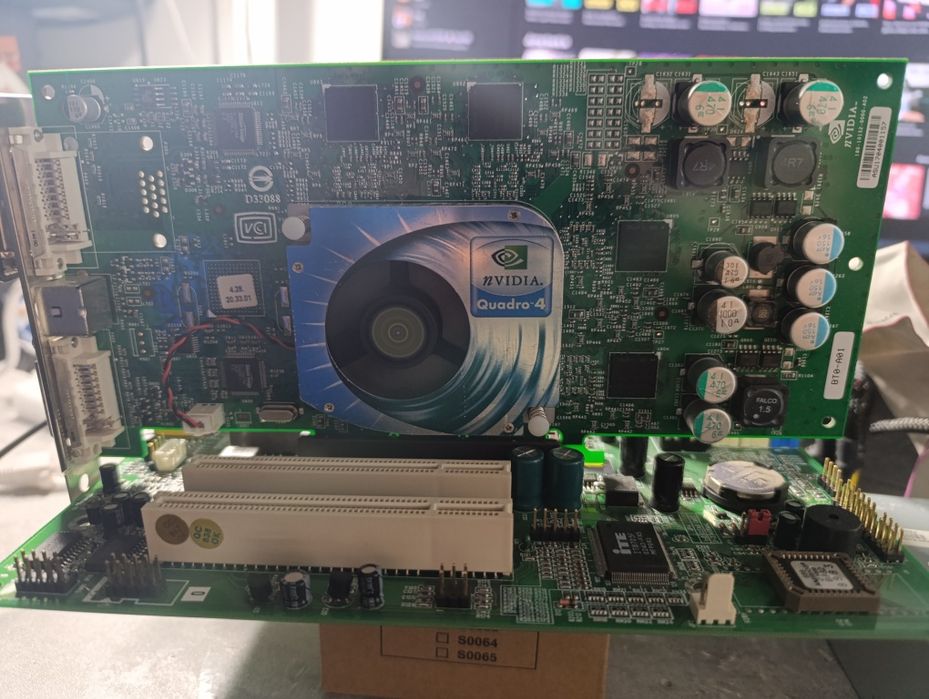 Vand placa video retro Nvidia Quadro 4 980 xgl