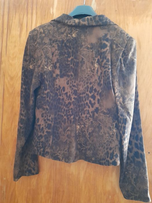 Дамски костюм размер 42, отговаря на S