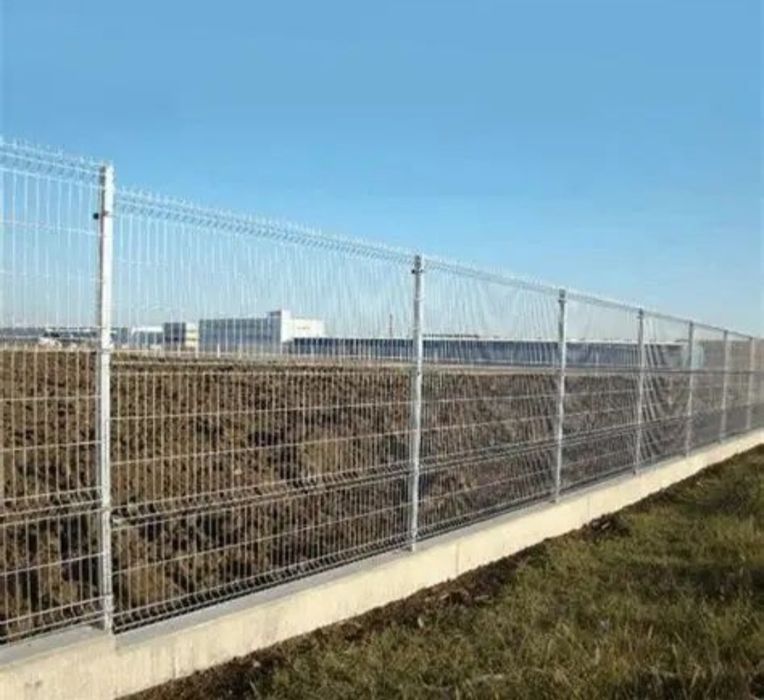Suntem meseriași de făcut garduri din plasă bordurată sau din șipcă metalică