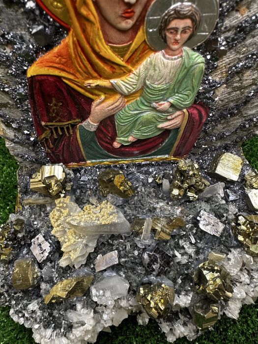 Ръчно изработена икона на Дева Мария с Младенеца с естествени кристали