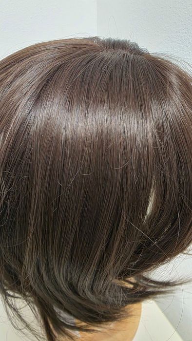 Perucă HAIRCUBE scurtă șaten închis, dreaptă în straturi, sintetică