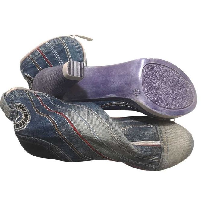 Vand ghete de blugi/denim,, cu toc, marimea 41, fermoar in fata