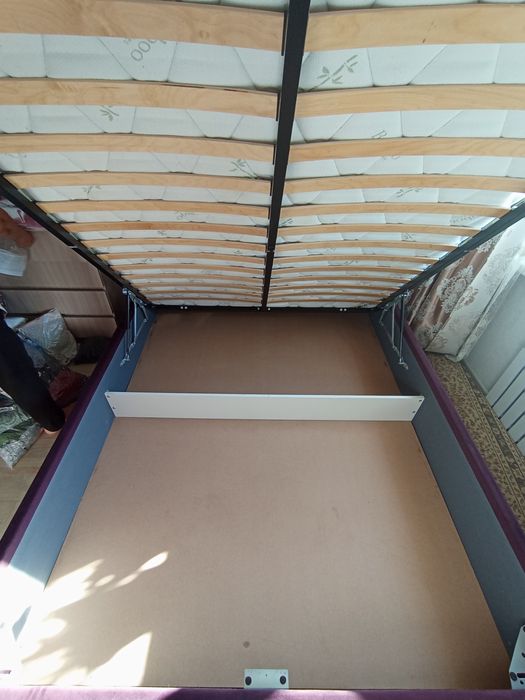 Тахта бардового цвета