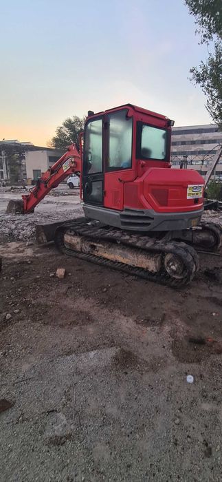 Inchiriem Miniexcavator senile cauciuc