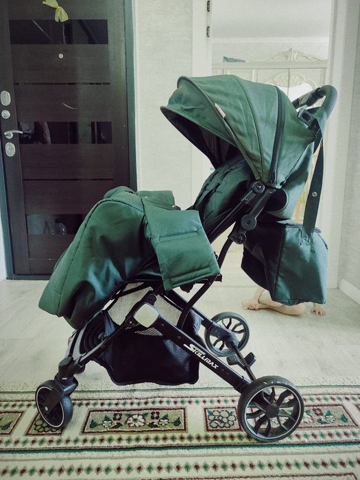 Коляска детская  зелёного цвета