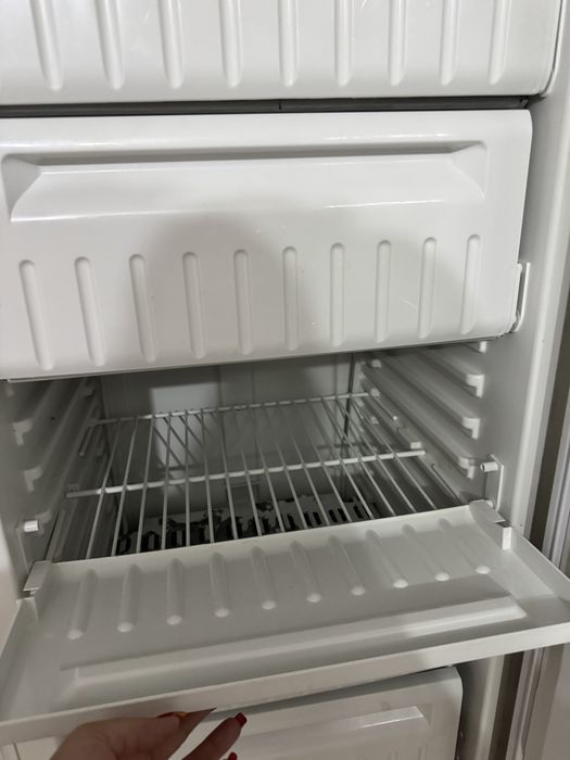 Продам морозильник indesit