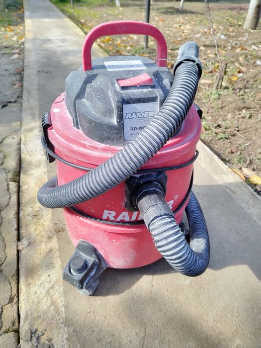 Două mașini de tăiat gresie și faianță și un aspirator