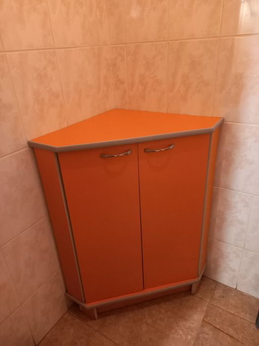 Продаю тумбочку угловую
