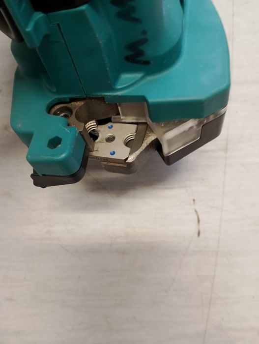 Професионална машина за рязане на шпилки Makita dsc 102