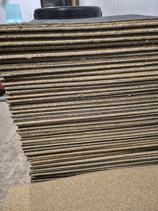 Продавам мокет на плочи