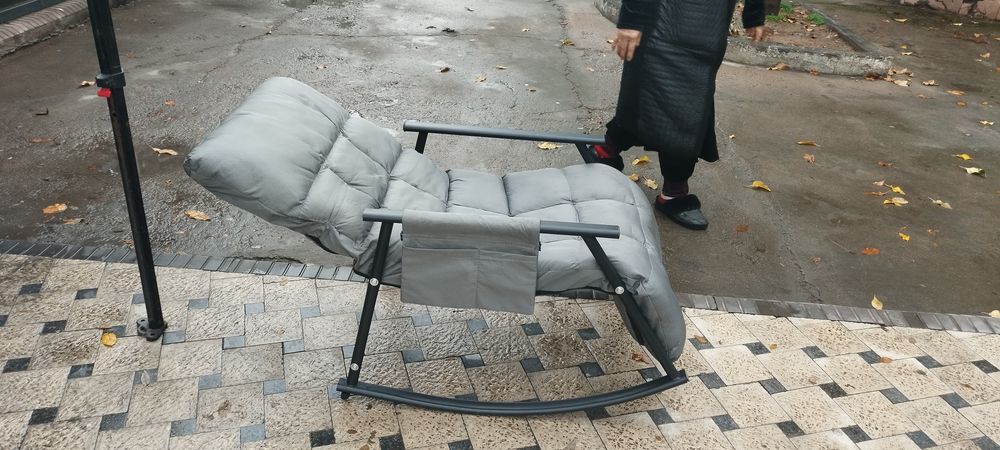 Касающиеся кресло металлическая в очен хорошом состоянии