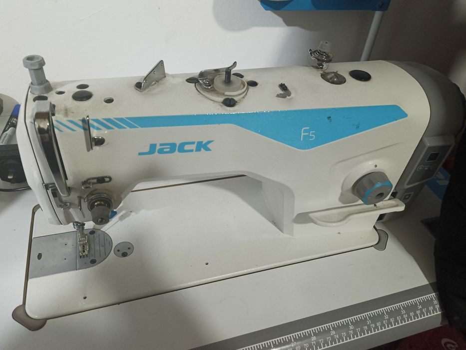 Tikuv mashinasi va averlok, jack brendi.