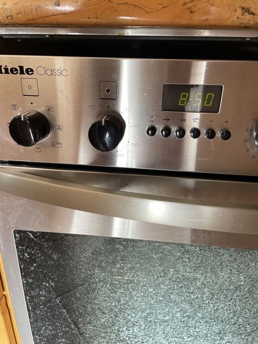 MIELE фурна с керамичен плот