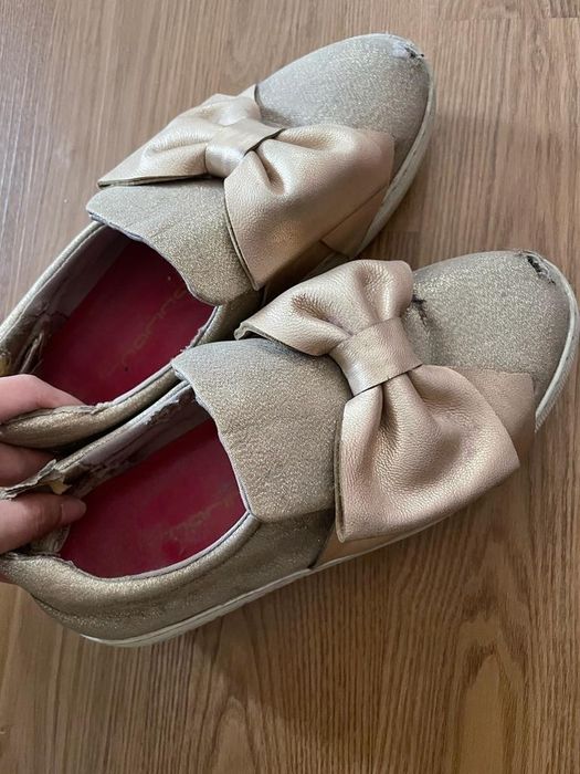 Золотистая обувь с бантом