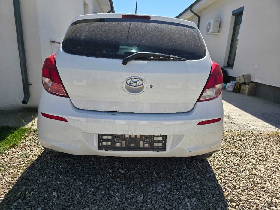 Hyundai i20 1.1 CRDi 2013 – avariat frontal – motor functional