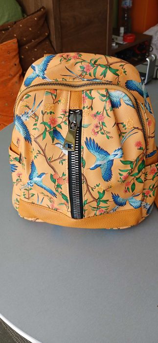 Дамска раничка удобна и компактна за всеки ден