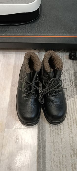 Продам зимнюю спец обувь