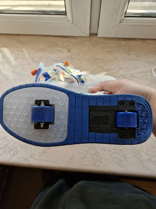 Кроссовки-ролики унисекс.
Новые!
Раз