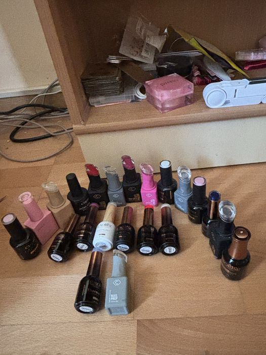Vand produse de unghii, in stare foarte buna. Folosite doar o luna , garantie+cutie.