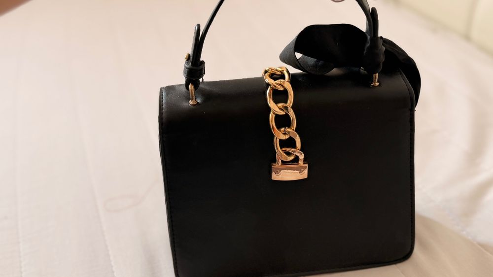 Черна дамска чанта с панделка